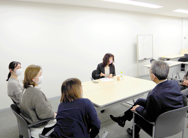 講師のタニカワ久美子が管理職ラインケア研修で部下の変化に気づくポイントを解説している場面