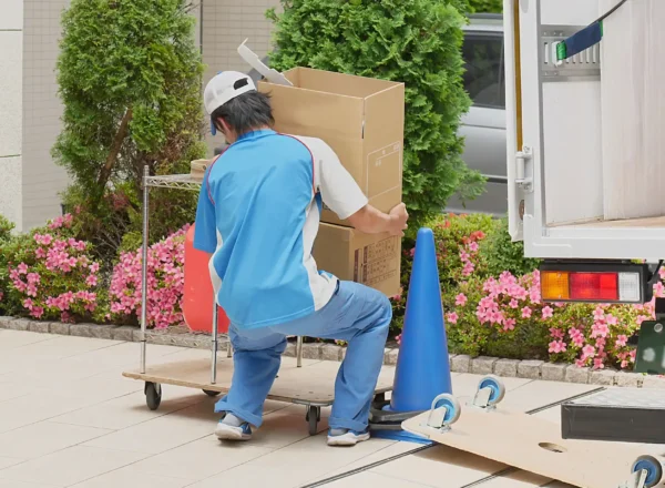 職場で増える腰痛を防ぐための最新腰痛対策と労災防止策を解説するイメージ写真