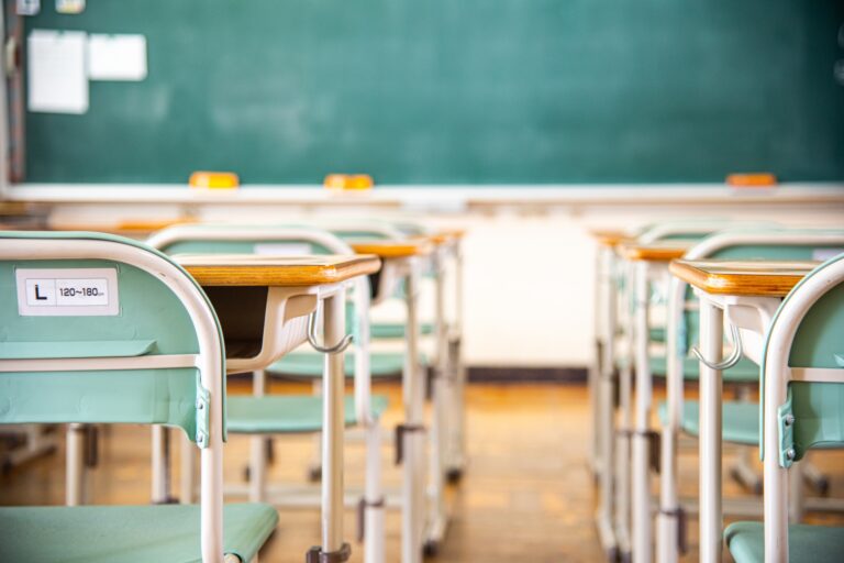 山梨県教育庁にて実施したストレスケア研修のイメージ（教育現場の教室風景）