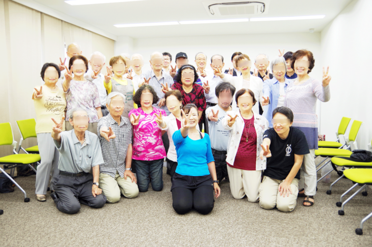 三晃証券株式会社の健康経営推進プロジェクトに参加した社員の集合写真