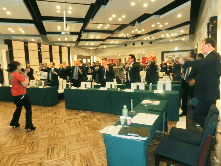 防災・安全衛生ストレスケアセミナーで講師と受講者が積極的に意見交換する様子(公益財団法人日本消防協会主催)