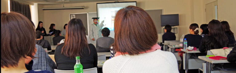 薬局スタッフ向けサービス研修の実施風景