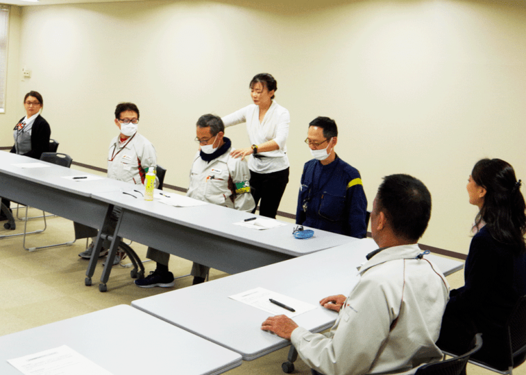 株式会社アサヒホールディングスで実施されたウェアラブルデバイス活用ストレスケア研修の風景(会議室にて参加者が説明を受ける様子)