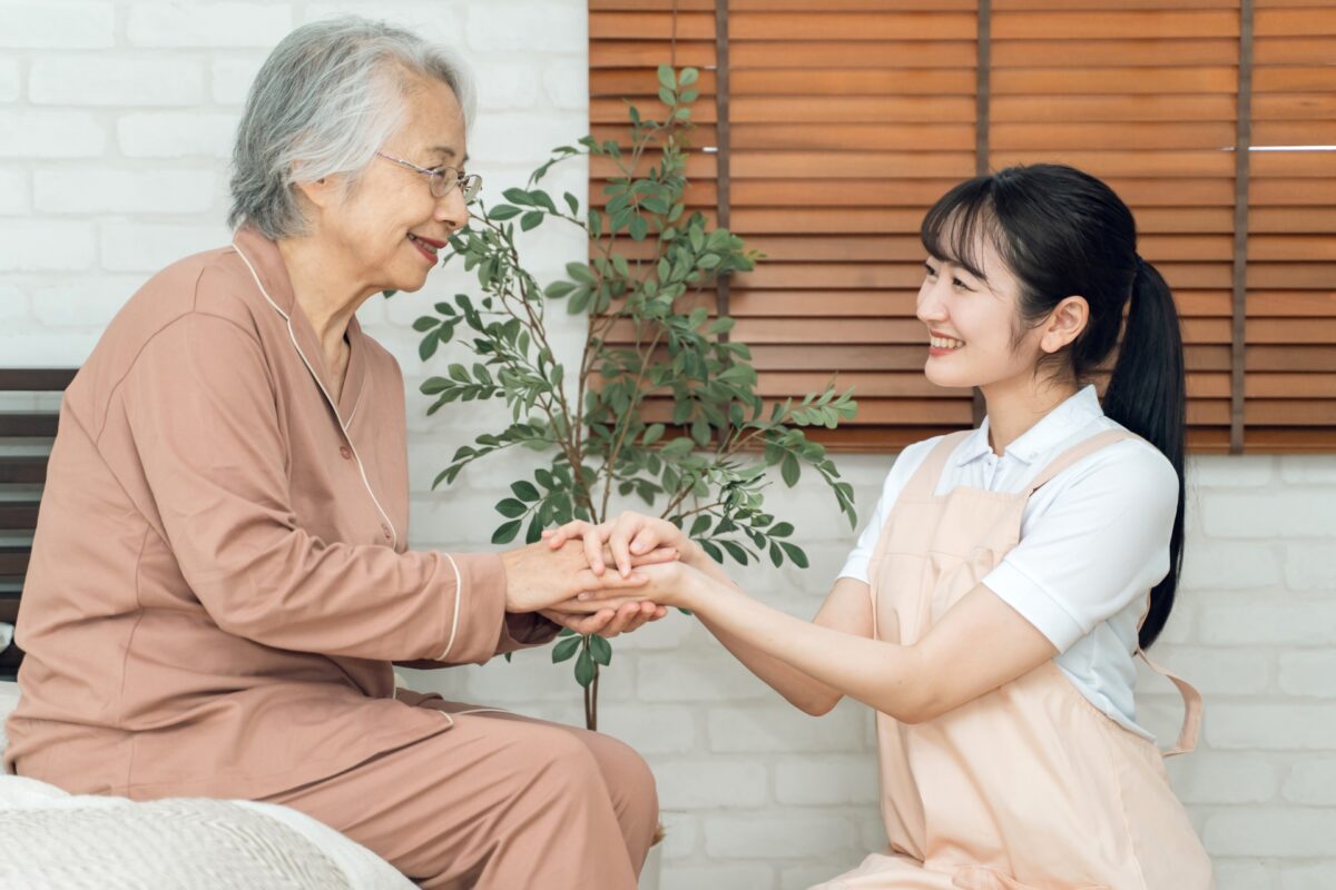 高齢者女性と介護者