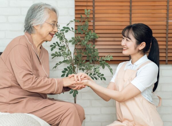 高齢者女性と介護者