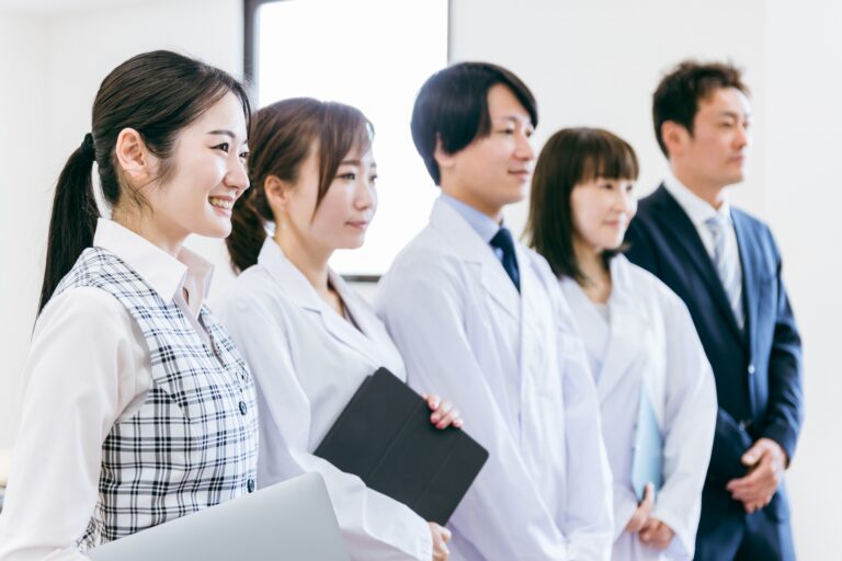 IT企業のストレスケア研修に参加する複数の社員が会議室で説明を受けている様子