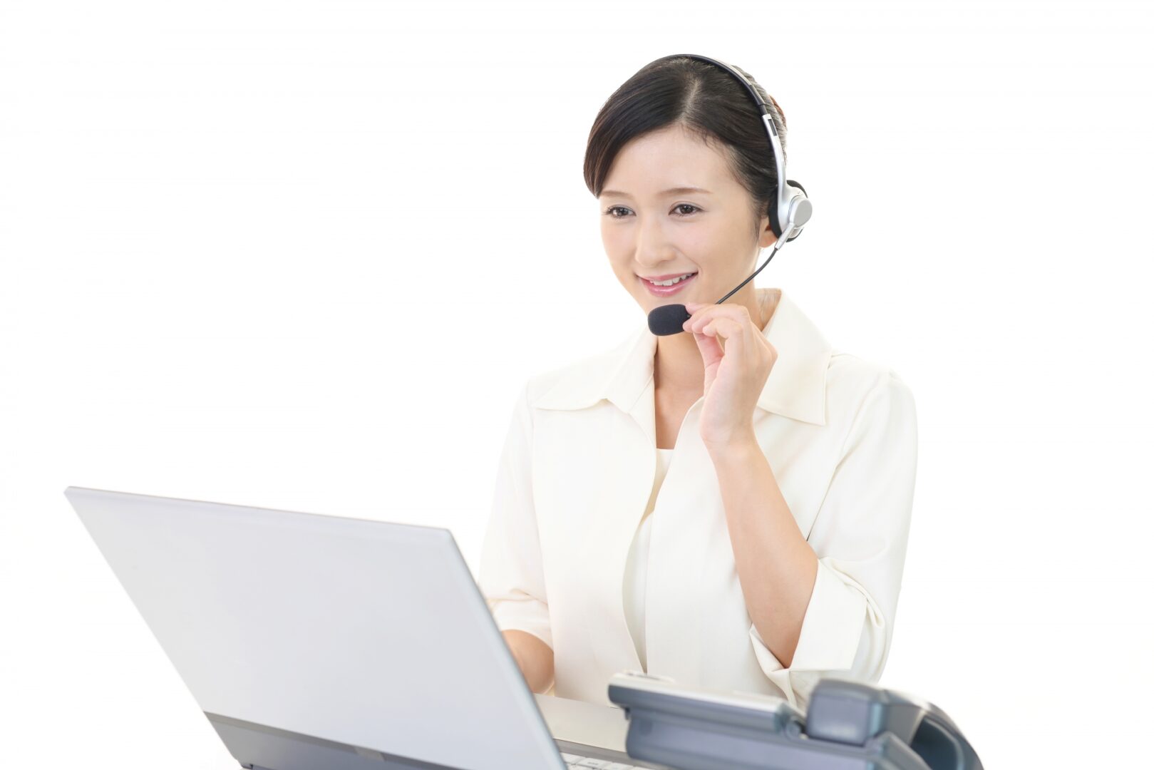 感情労働によるストレスを抱える女性オペレーターがパソコンで対応する様子