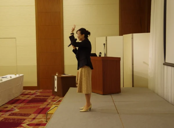 ヒューマンエラーと見聞をテーマにしたストレス管理研修の講演風景