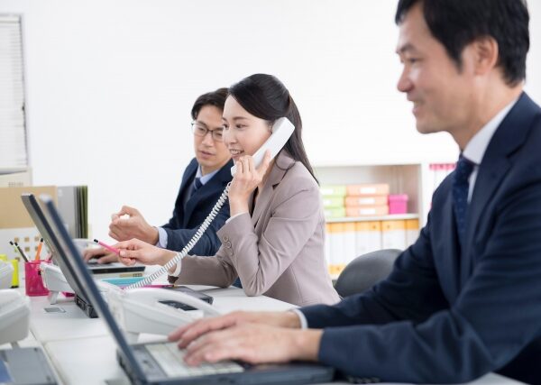 日本人は世界で１番座っている時間が長い会社風景写真