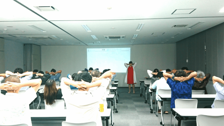 健康経営講演で社員が快眠マネジメントを学ぶ様子(株式会社ベリサーブ沖縄・企業内研修風景)