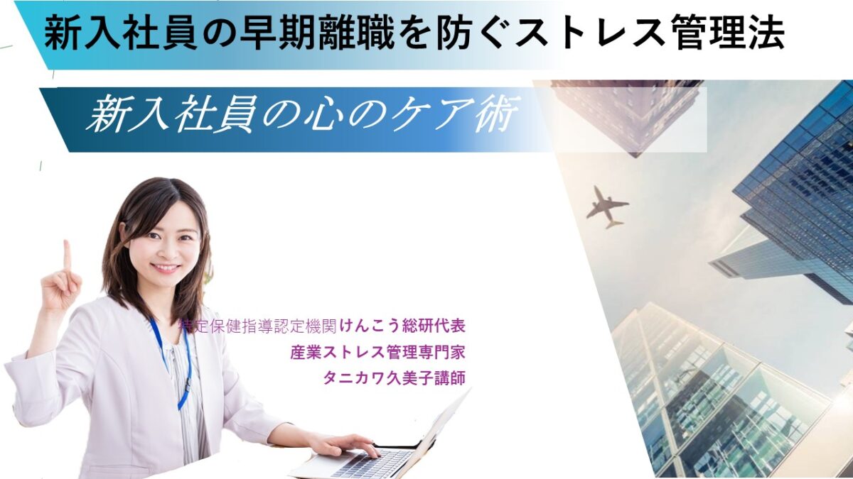 高層ビルで新入社員女性がパソコンを使用して閃きを得て笑顔でいる画像