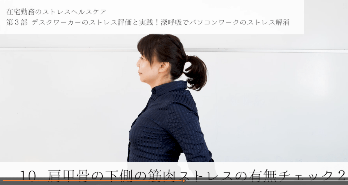 WEBセミナー講師タニカワ久美子が実演をしながらホワイトボードの前で解説をしてる画像