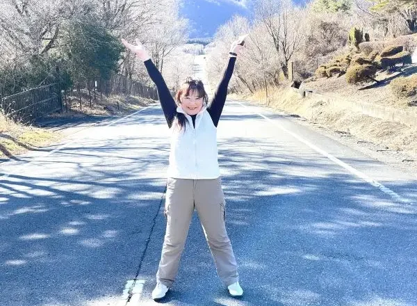 ストレスケア研修講師タニカワ久美子が自然の中で運動を実践している様子。HRV向上とストレス管理の実践例として紹介。
