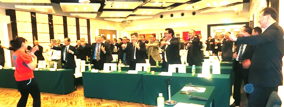 企業向けストレス管理研修で講師タニカワ久美子に合わせて参加者が体を動かす実践ワークの様子