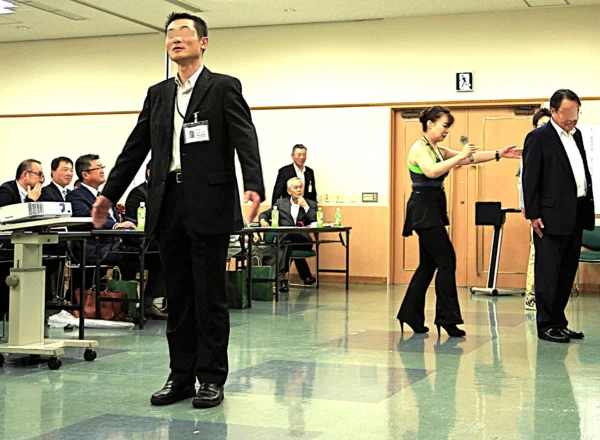 管理職ラインケア研修で、講師タニカワ久美子が参加者に対して観察力トレーニングと声かけ実践を行っている場面