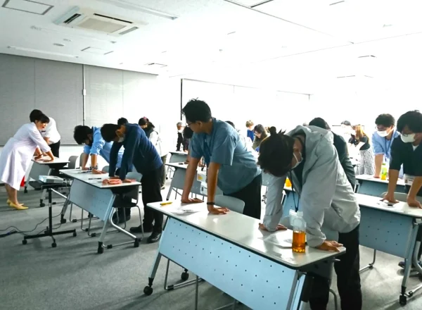 管理職向けメンタルヘルス研修でラインケア対応を講義する講師・谷川久美子と受講する管理職社員の様子