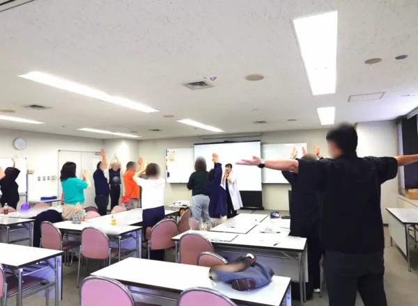 所沢市役所の介護職向けストレス管理研修で身体を動かす実践ワークに参加する受講者