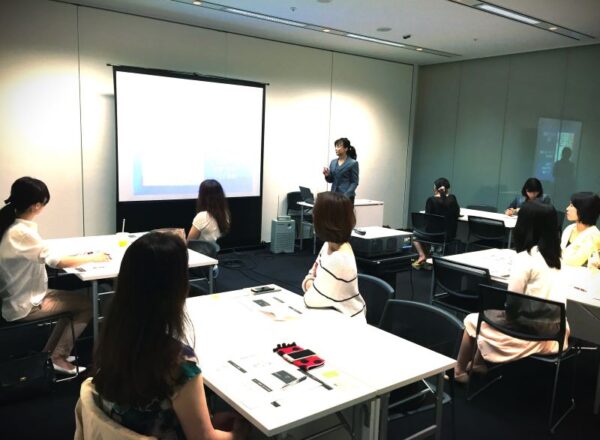 セミナー講師タニカワ久美子が女性社会人に向けて講義をしている画像