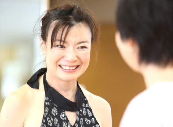 けんこう総研代表タニカワ久美子と研修参加者が談笑している光景